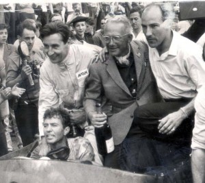 Au volant, Roy Salvadori, au champagne, David Brown, à droite, Sterling Moss